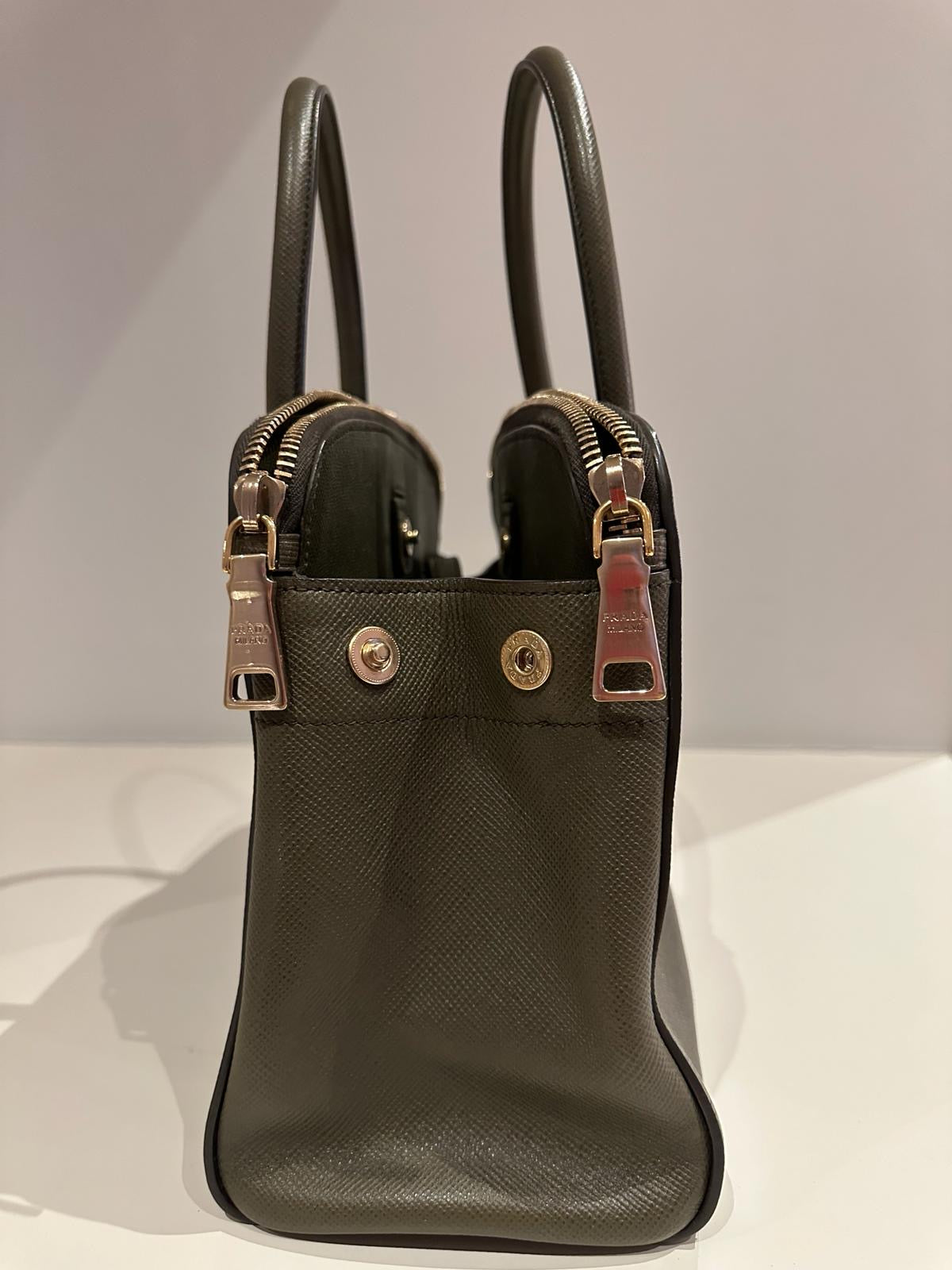 PRADA Saffiano Cuir Double Zip tote Militare