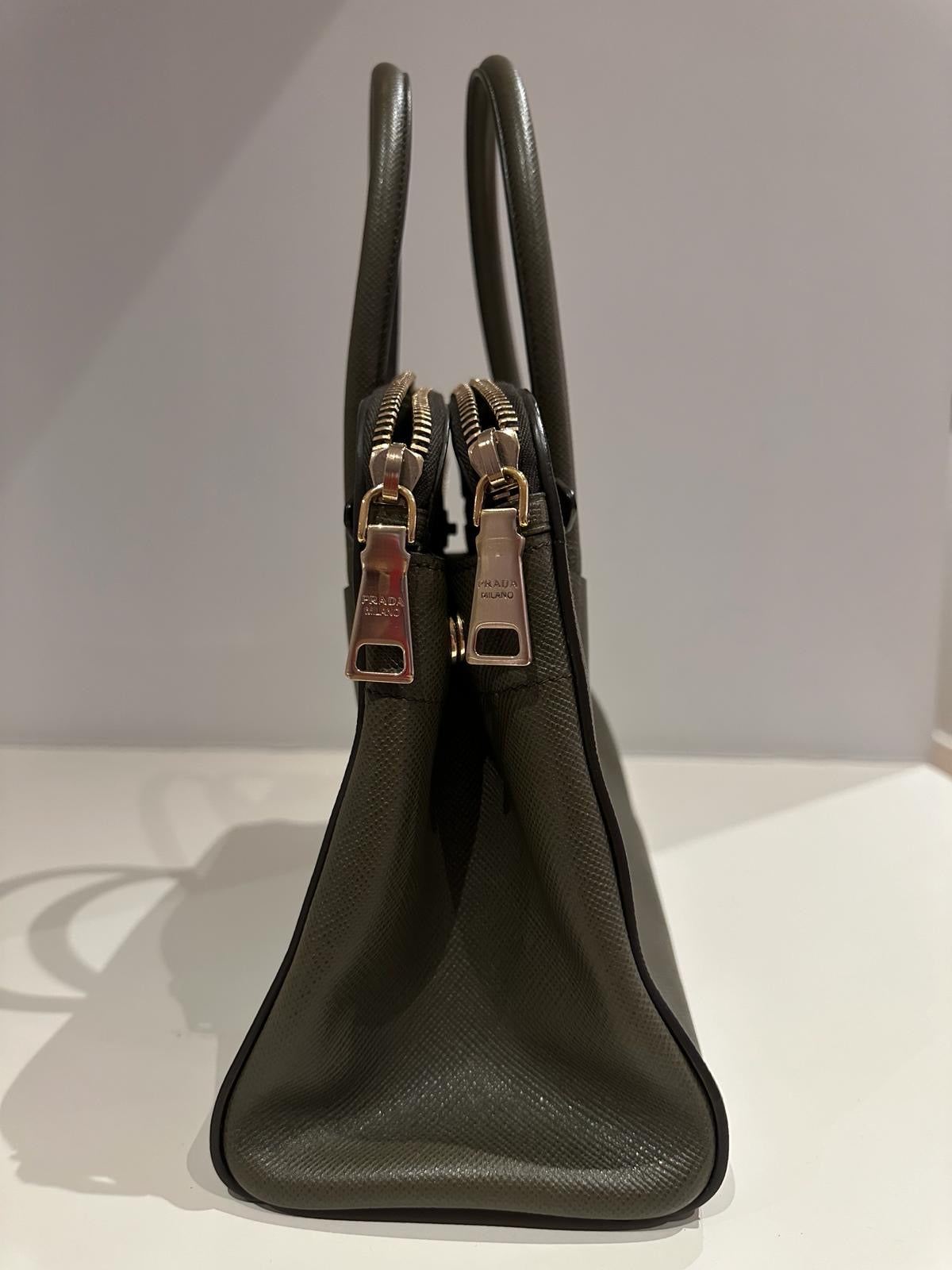 PRADA Saffiano Cuir Double Zip tote Militare